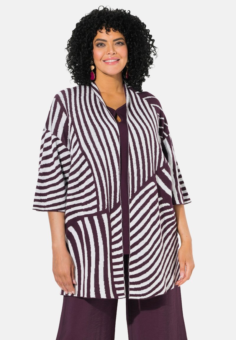 Cardigan in maglia con motivo a strisce viola e bianche, aperto sul davanti, maniche 3/4 e vestibilità rilassata. Abbinato a un top interno coordinato.