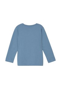 Langarmshirt van zacht katoenmateriaal. Lichtblauwe kleur met een ronde halslijn en eenvoudige stikseldetails. Geen patronen of accenten.