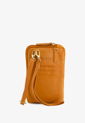 Sac bandoulière en cuir d'un orange vif. Il est doté d'une fermeture éclair, de quincaillerie dorée et d'un logo embossé. Comprend une bandoulière amovible.