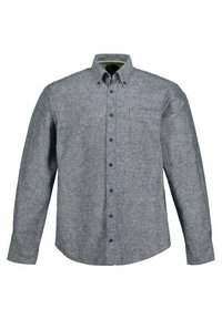 Camicia grigia con bottoni, maniche lunghe, tessuto morbido, taschino singolo sul petto e bottoni blu. Presenta un colletto classico e un orlo curvo.