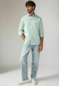 Next STRIPE REGULAR FIT - Vapaa-ajan kauluspaita - green