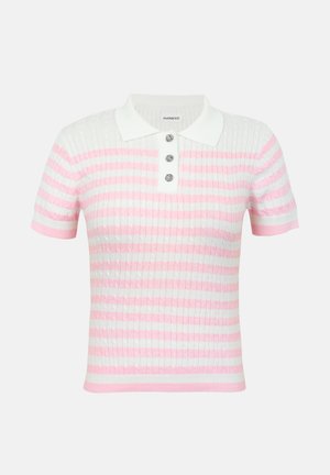 Korte mouw, wit met roze gestreept gebreid poloshirt met kabelpatroon en drie decoratieve knopen onder de witte kraag.