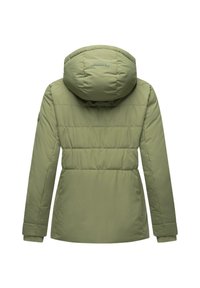 Voorgestikte jas in olijfgroen met een afneembare capuchon, gewatteerd ontwerp en elastische manchetten. Heeft een klein logo op de achterkant.