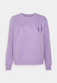 Felpa lilla con maniche lunghe e polsini a costine, con il testo ricamato lucido "TOKYO" sulla parte anteriore.