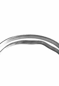 Anello in metallo argentato con una superficie testurizzata, caratterizzato da due fili intrecciati in un design fluido e curvo.