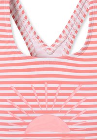 Stribet badedragt i koral og hvid med et solgrafik med stråler. V-halsudskæring og krydsede stropper bagpå. Glat tekstur.