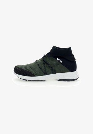 Grüner Sportschuh mit gestricktem Obermaterial, schwarzen Akzenten, einem elastischen Schnürsystem und einer weißen Sohle, mit einem niedrig geschnittenen Knöeldesign.