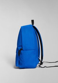 Mochila de tela azul con un diseño aerodinámico, que incluye un bolsillo lateral, correas negras ajustables y un asa superior para llevar.