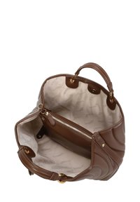 Borsa a mano in pelle marrone con una texture morbida, design curvo, ferrature dorate e un interno beige a contrasto con una tasca con cerniera.