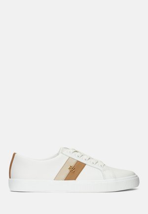 Sneakers brancos feitos de material sintético liso com uma faixa em tom de marrom e logotipo em relevo, com sola de borracha branca e bico arredondado.