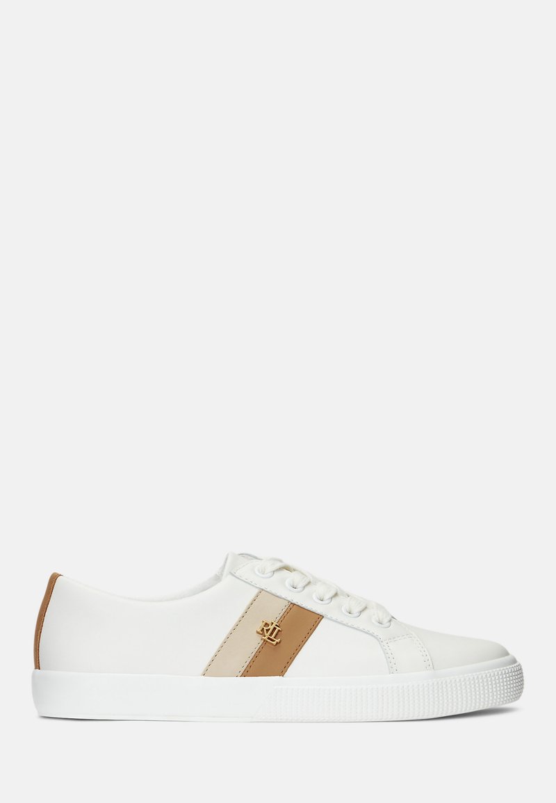 Weiße Sneakers aus glattem Synthetikmaterial mit einem beige Streifen und geprägtem Logo, mit weißer Gummisohle und abgerundetem Zehenbereich.