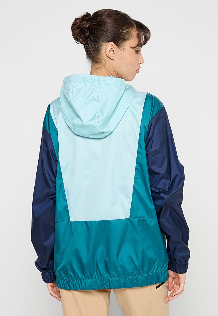 Türkise und marinefarbene colorblock Jacke mit einer hellblauen Kapuze, tailliertem Schnitt, langen Ärmeln und glatter Nylonstruktur.