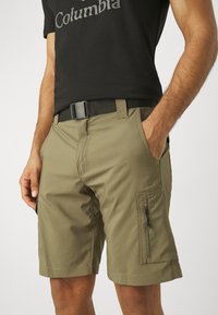 Columbia SILVER RIDGE™ UTILITY CARGO - Lauko šortai - stone green