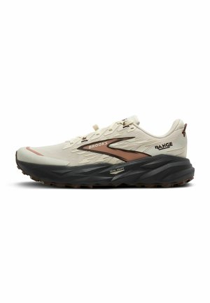 Beige og brun Brooks løbesko med sort tyk sål mærket "Trail Adapt" og "Range", set fra ydersiden på hvid baggrund.