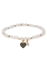 Bracelet élastique composé de perles transparentes et givrées, avec un charm en forme de cœur doré agrémenté d'accents noirs et d'une petite pierre transparente.