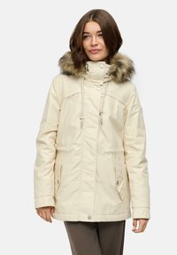 Beige parka jas met een nepbont gevoerde capuchon, trekkoord in de taille en steekzakken met drukknoopsluiting. Soepele textuur en getailleerde pasvorm.