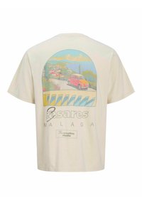 Cremfarbendes Baumwoll-T-Shirt mit einem Retro-Design, das eine farbenfrohe Landschaft und ein oranges Auto auf der Rückseite zeigt, mit dem Text "MALAGA" und "Das kreative Studio."