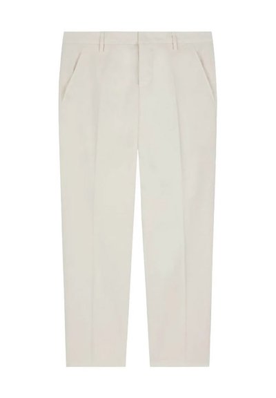Pantaloni beige su misura con fronte piatto, due tasche laterali e passanti per cintura. Presentano un design a gamba dritta e una texture della stoffa liscia.