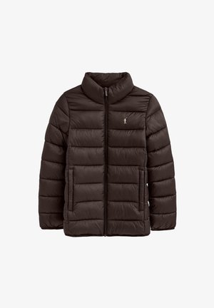 Ciemnobrązowa pikowana kurtka puchowa z wysokim kołnierzem, zamkiem błyskawicznym z przodu, bocznymi kieszeniami i małym jasnym logo na lewej piersi.