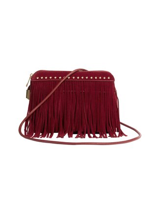 Bordová semišová kabelka cez rameno s dlhými strapcami a zlatými cvočkami po vrchnom okraji, s tenkým ramenným popruhom.