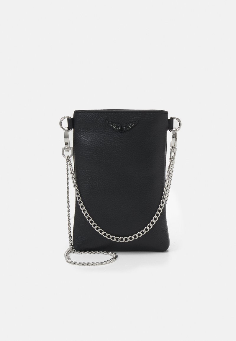 Borsa in pelle nera con finitura testurizzata, caratterizzata da una tracolla in catena argentata e un'emblema a forma di ala nella parte superiore. Forma rettangolare compatta.