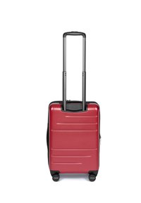 Valigia rigida rossa con superficie texturizzata, manico nero retrattile e quattro ruote per la mobilità. Presenta motivi a scanalature orizzontali.