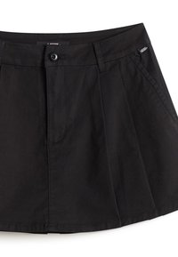 Falda negra de algodón, con un diseño plisado, bolsillos delanteros, cierre de botones y una etiqueta de marca en la cintura.