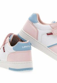 Sneakers bianche con accenti rosa e blu, caratterizzate da una superficie testurizzata, una chiusura a strappo e un logo Levi's rosso sul lato.