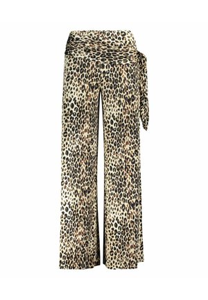 Pantalon à jambes larges avec un motif léopard marron et noir et une ceinture assortie en tissu nouée à la taille sur un fond blanc.