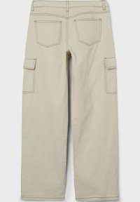 Béžové cargo kalhoty se dvěma bočními kapsami, zadními kapsami a viditelným kontrastním šitím. Vyrobeny z odolného materiálu, mají volný střih.