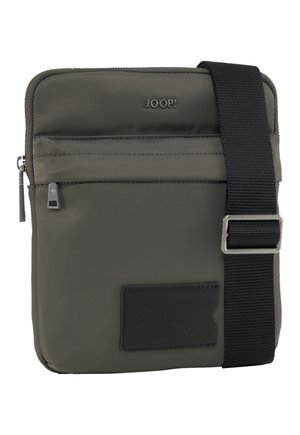Kompakt mørkegrå crossbody-taske med justerbar sort rem, lynlåslomme foran, kortslot og "JOOP!"-logo øverst i midten.