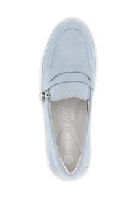 Hellblaue Wildleder-Schlupfschuhe mit quadrater Zehenform, doppelten Stichakzenten, metallischen Details an der Seite und einer gepolsterten Innensohle.