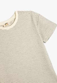 Camiseta de manga corta a rayas en crema con delgadas rayas negras y de colores, que presenta un escote redondeado y una textura suave de algodón.