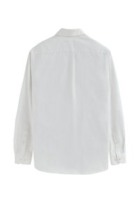 Camisa blanca de manga larga con botones y cuello, mostrada desde la parte de atrás sobre un fondo blanco liso.