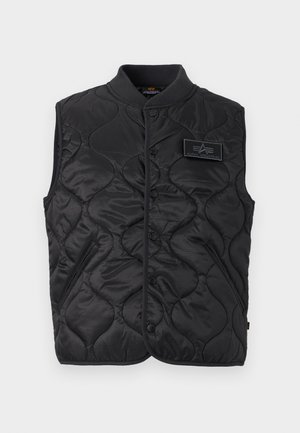 Zwarte doorgestikte mouwloze bodywarmer met drukknopen, twee voorzakken met rits, geribbelde kraag en Alpha Industries-logo op de borst.