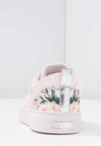 Baskets roses avec imprimé floral et accents métalliques argentés. Dotées d'un col rembourré et de détails texturés au talon. Marque Ted Baker présente.