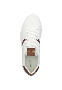 Weiße LEDER-Sneaker mit braunen Lederakzenten, runder Zehenform und traditioneller Schnürung. Mit Branding auf der Zunge und einer strukturierten Innensohle.
