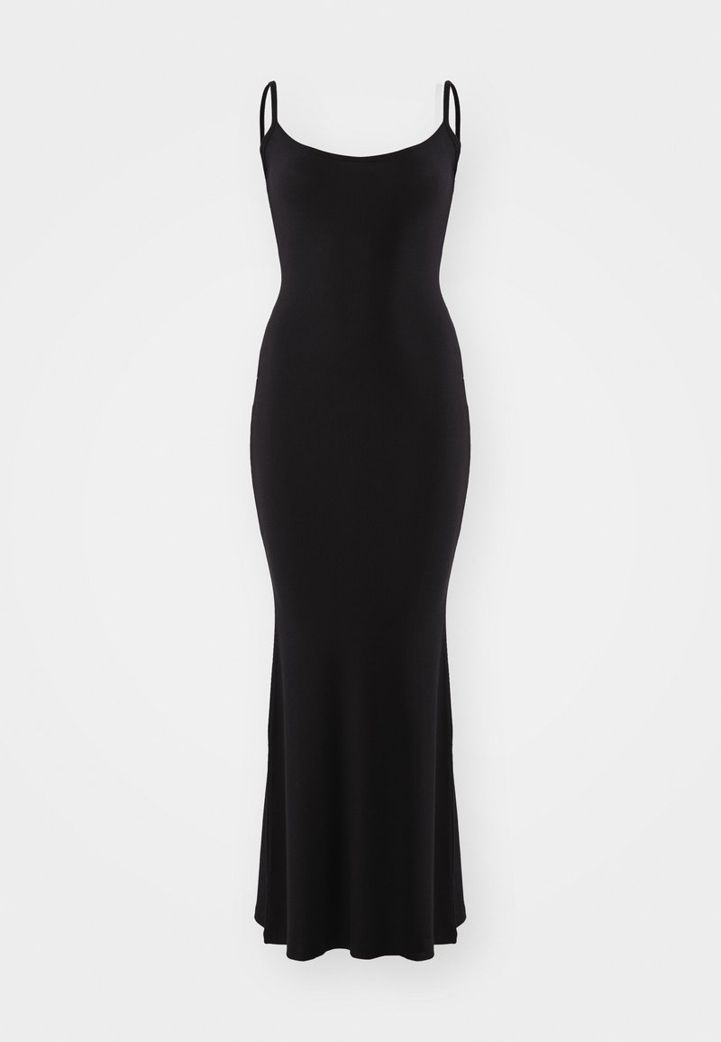 Robe maxi noire à côtes avec des bretelles fines, corsage ajusté et ourlet évasé, mettant en valeur une texture lisse et une silhouette élégante.