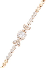 Bracciale in oro rosa con accenti floreali, pietre chiare e brillanti, caratterizzato da una pietra rettangolare centrale e motivi di foglie simmetriche.