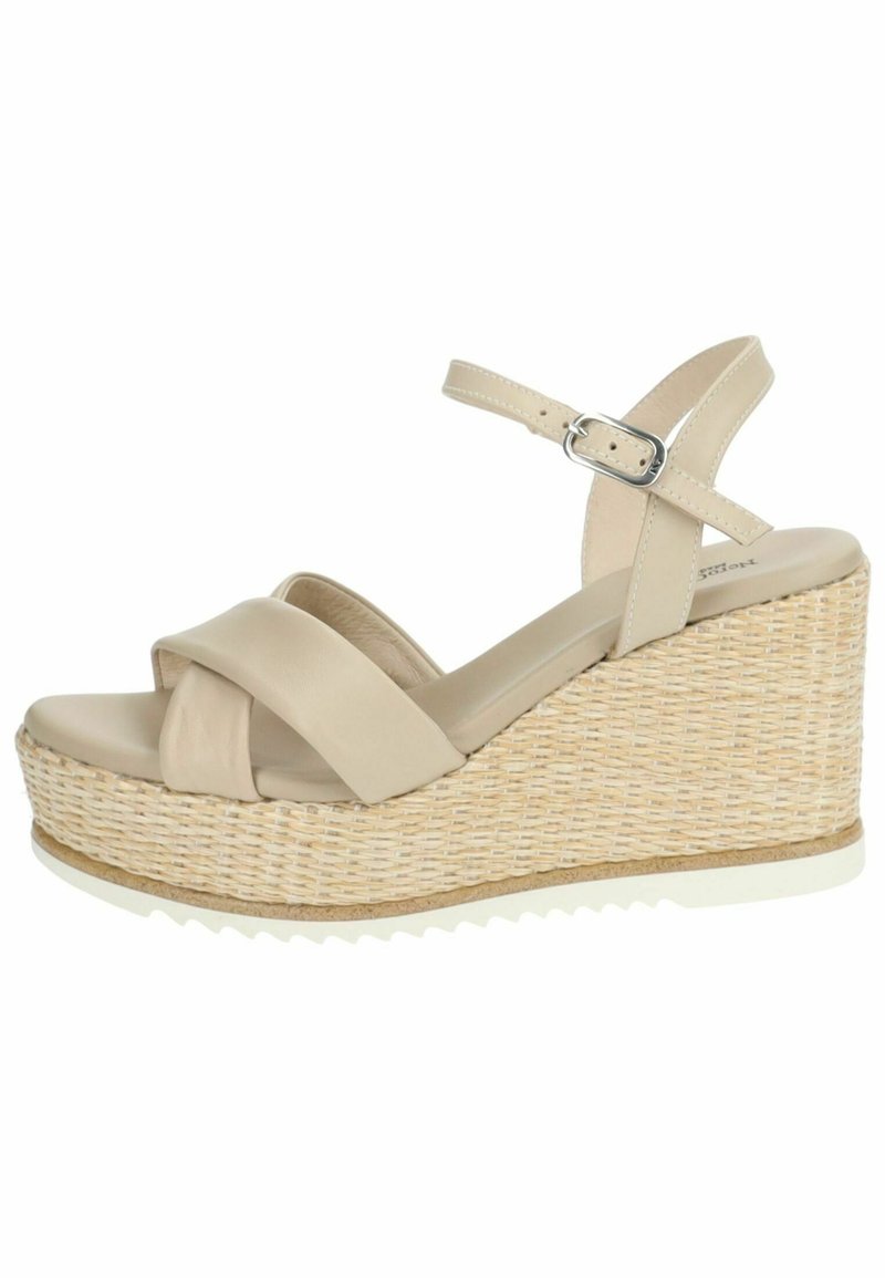 Beige kile sandals med krydsede læderstropper, vævet tekstureret platform og en gummisål for bedre greb. Sølvspænde detalje på ankelen.