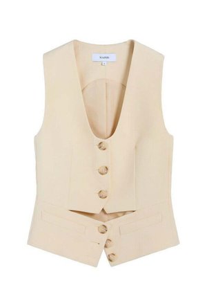 Chaleco sin mangas beige a medida con escote en V, cinco botones frontales y dos bolsillos horizontales de abertura en la cintura.