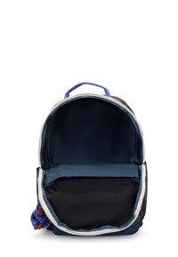 Petit sac à dos bleu marine avec glissière blanche entièrement ouverte, montrant le compartiment principal vide et un petit porte-clés en peluche bleu attaché.