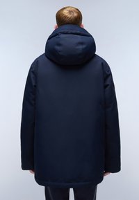 Giacca imbottita blu navy con un grande cappuccio, caratterizzata da una texture liscia, accenti elastici intorno al collo e un orlo dritto.