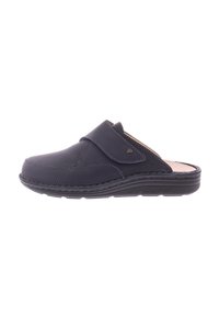 Zwarte leren instapklomp met verstelbare band en gevoerde zool, ontworpen voor comfort en ondersteuning.