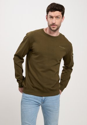 oliwkowy sweter z bawełny, z okrągłym dekoltem, długimi rękawami i kieszenią na zamek na lewym rękawie.