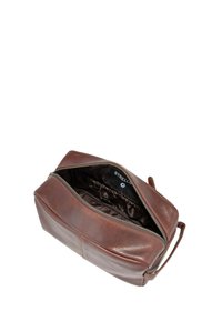 Neceser de piel marrón con cierre de cremallera y textura suave. Presenta un forro de tela y un bolsillo interior.