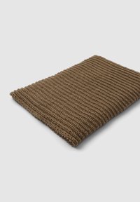 Coperta in maglia marrone con un motivo a coste testurizzato. È rettangolare, piegata ordinatamente con cuciture visibili e un aspetto di tessuto morbido.