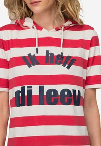 Červenobílé pruhované tričko s krátkým rukávem a kapucí, s tkaničkou, na přední straně s výrazným námořnickým textem "Ik heff di leev".