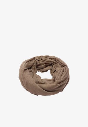Jasnobrązowy miękki szal z tkaniny luźno zwinięty w kształt koła na białym tle.
