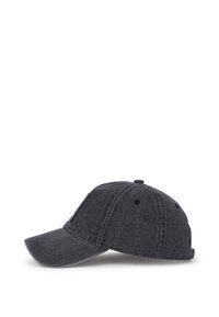 Cappello da baseball in denim grigio con visiera curvata, sei pannelli, cinturino regolabile posteriore e piccolo logo laterale.